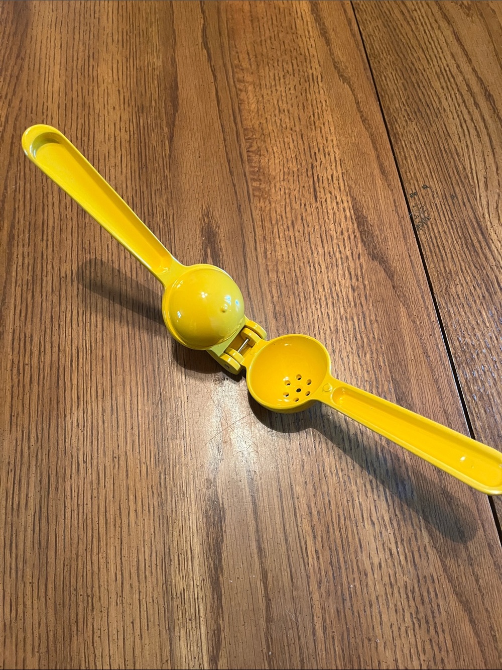 Bright yellow lemon juicer - Picture 3 of 3